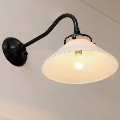 Rustikale Manufaktur-Wandlampe mit Glasschirm GRAMPA von Authent, Bild 1: Zeitlos hübsch: Die rustikale Wandlampe mit dem opalen Kegel-Glasschirm Typ 700, bronze dunkel