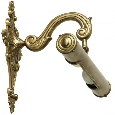 Bilderleuchte mit barock verziertem Wandschild, 34 cm von Art Nouveau Lamps, Bild 1: Prunkvolle Bilderleuchte im neo-barocken Stil. Abgebildet in antik handpatiniert (Altmessing)