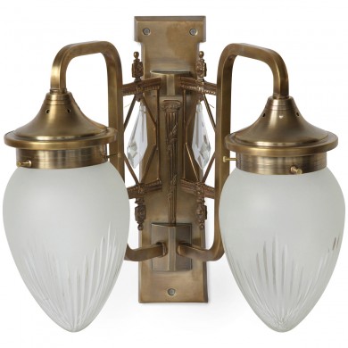 Zweiflammige Jugendstil-Wandleuchte PANNONIA II von Art Nouveau Lamps, Bild 1: Die Doppel-Wandleuchte mit Kristallbehang am den Wandarmen, hier Alt-Messing mit geschliffenen Gläsern