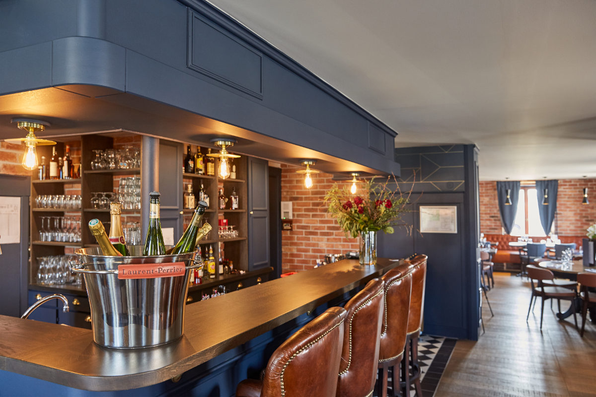 Einfache Deckenleuchte aus Messing mit flachem Reflektor, 21 cm - Casa Lumi