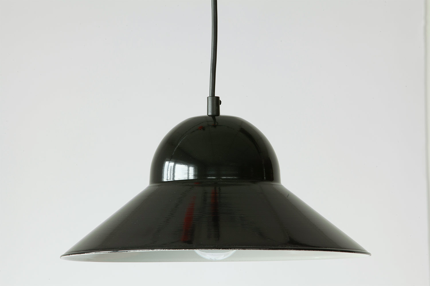 REGENSTAUF Klassische Hängeleuchte aus gedrücktem Stahl - Casa Lumi