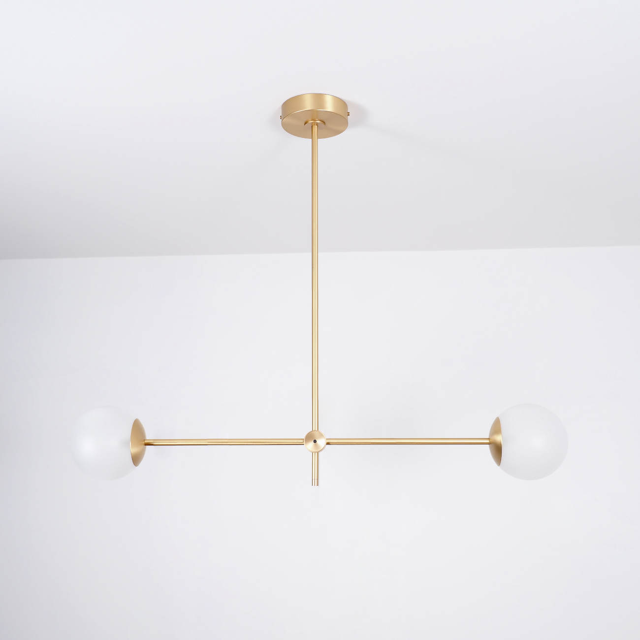 Eleganter Design-Hängeleuchter mit zwei Glaskugeln an Querstange - Casa