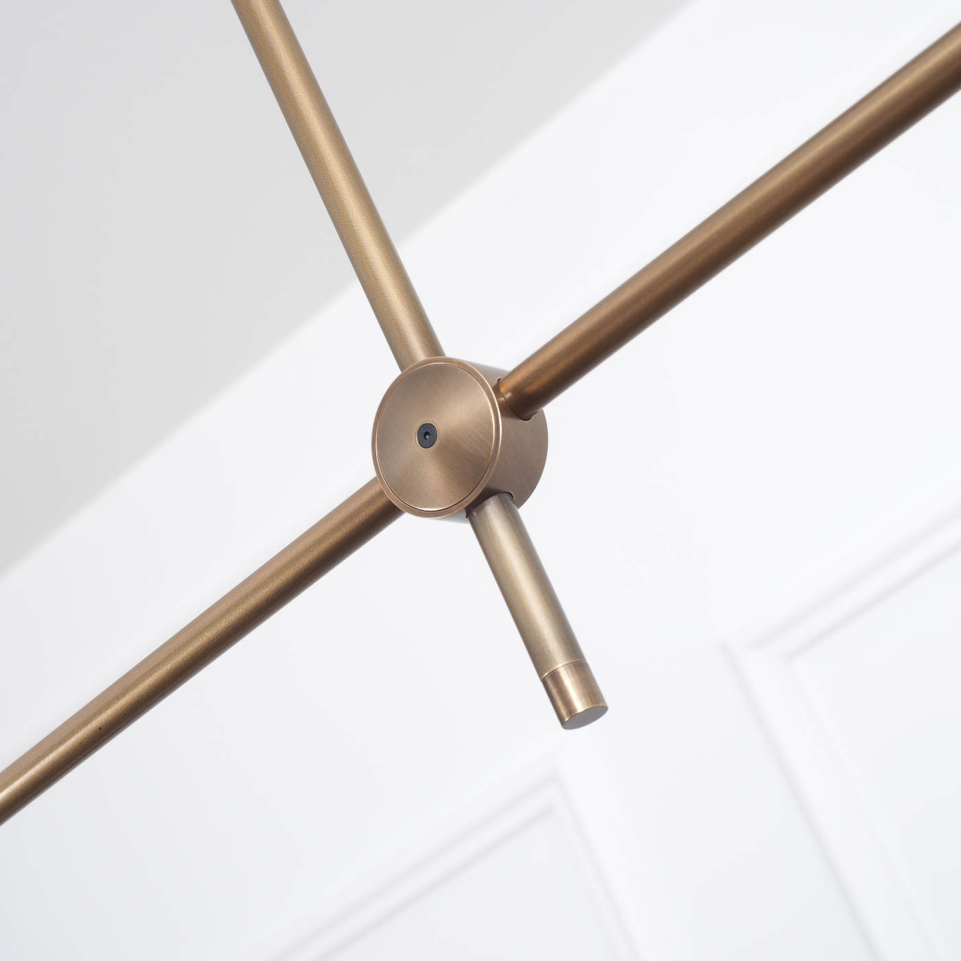 Eleganter Design-Hängeleuchter mit zwei Glaskugeln an Querstange - Casa