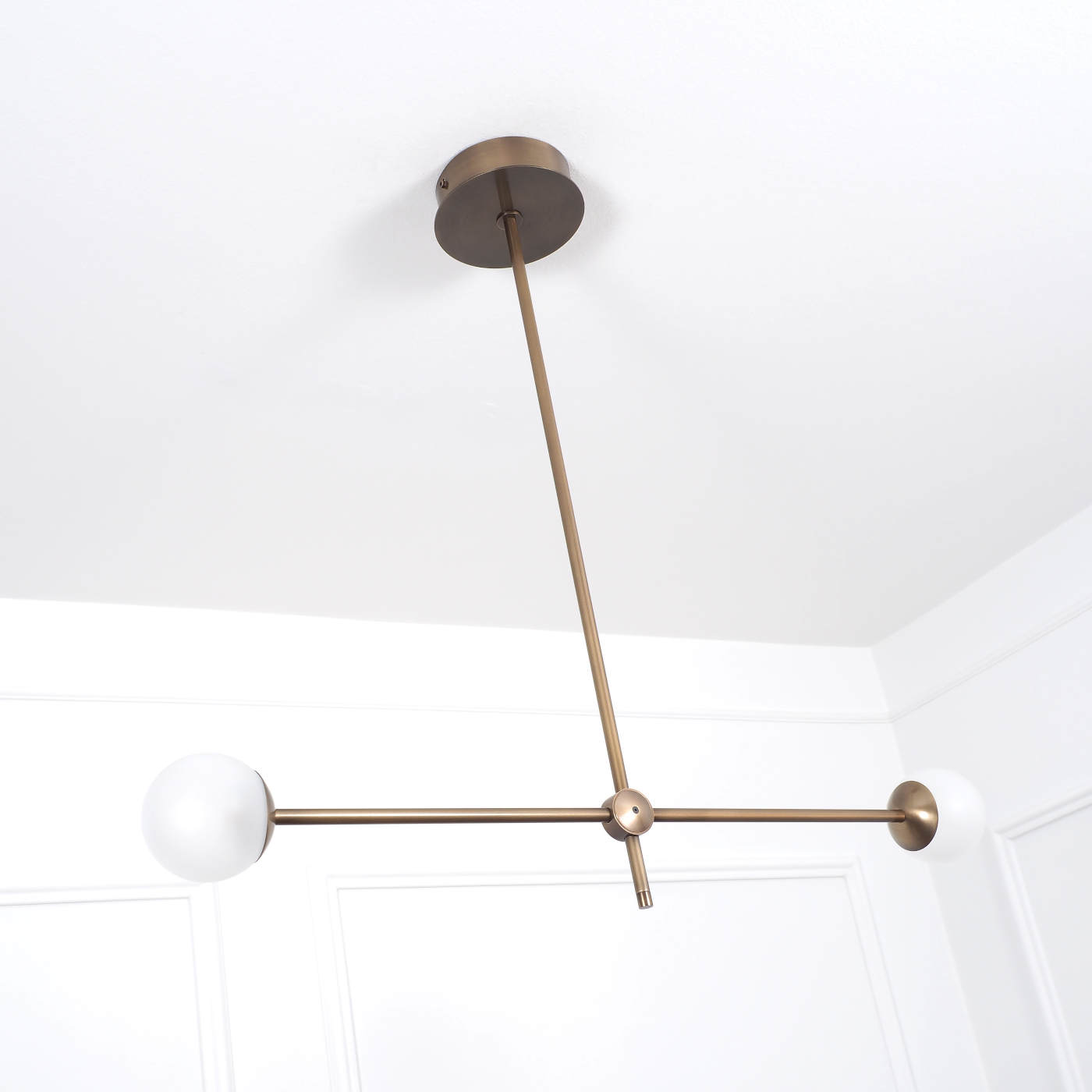 Eleganter Design-Hängeleuchter mit zwei Glaskugeln an Querstange - Casa