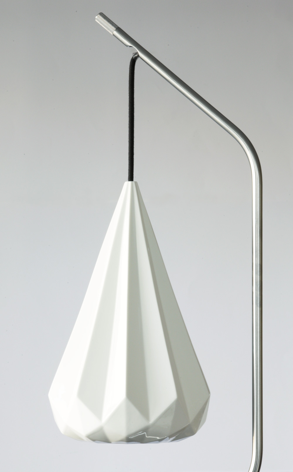 Elegante Stehlampe mit hängendem Porzellanschirm - Casa Lumi