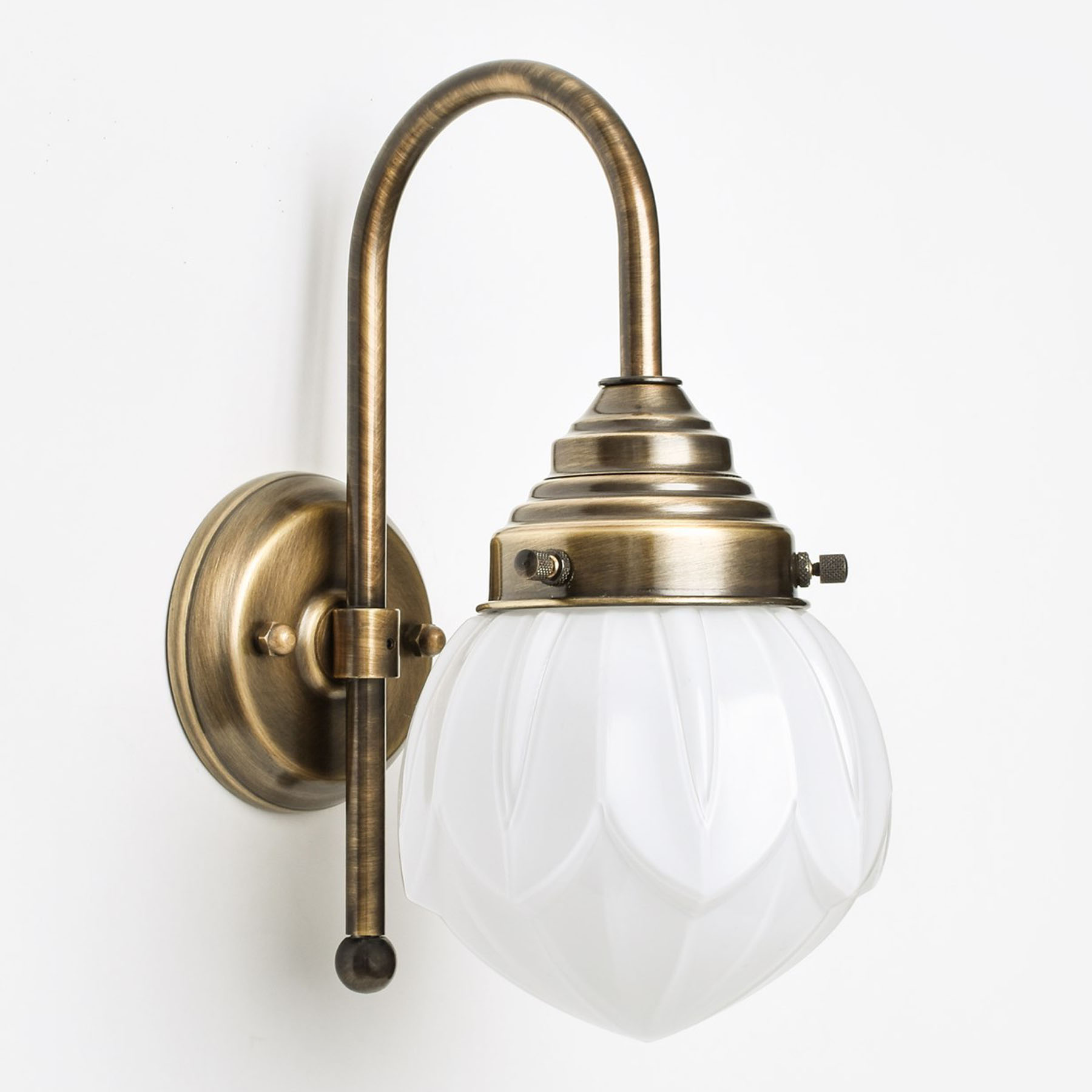 Kleine Art déco-Badezimmer-Wandleuchte mit Bogenarm und Blütenglas