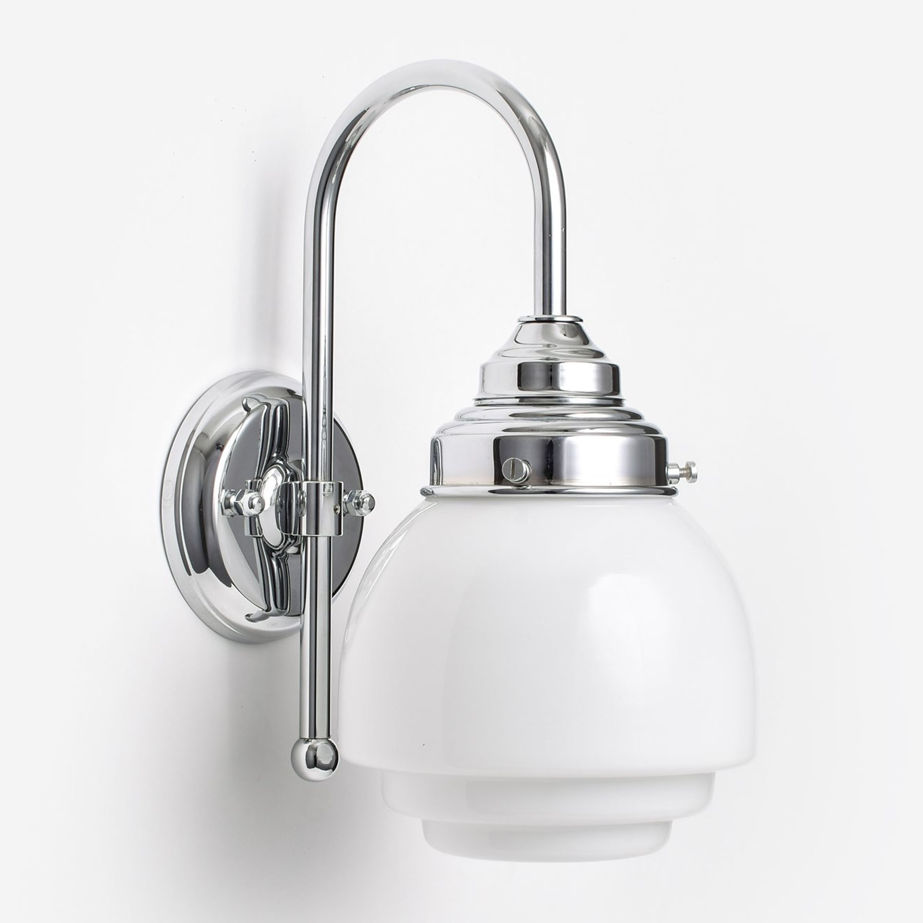 Kleine Art déco-Badezimmer-Wandleuchte mit Bogenarm und gestuftem Glas