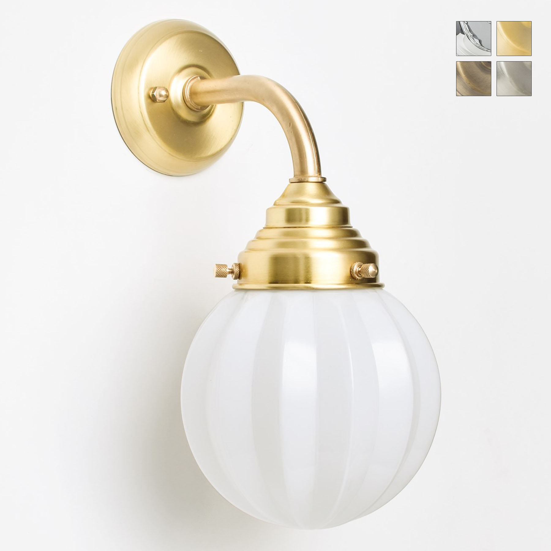 Kleine Art déco-Badezimmer-Wandleuchte mit gerillter Opalglaskugel