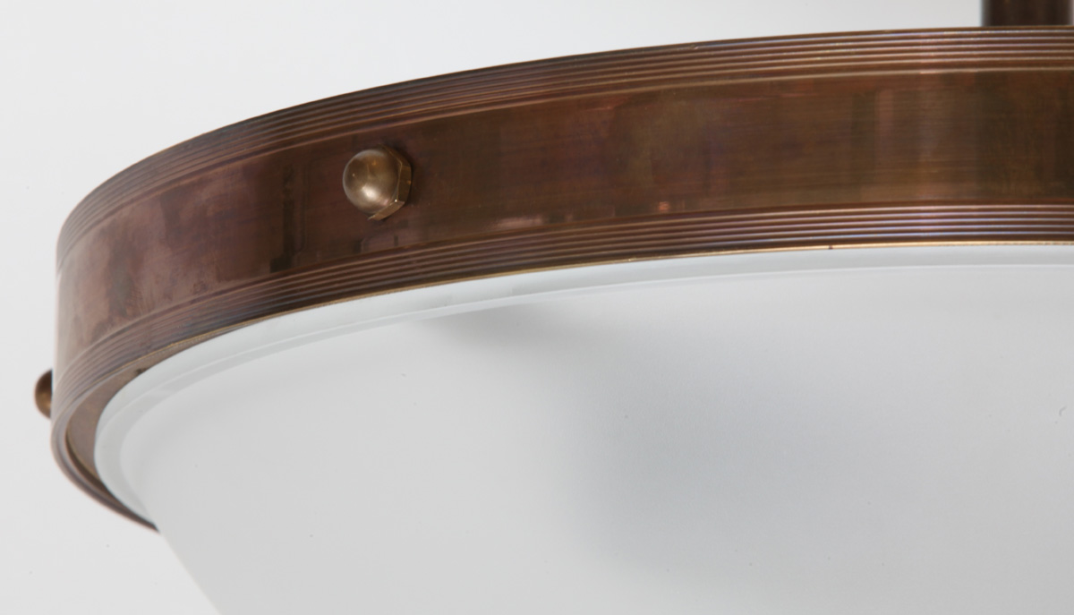 Abgehängte Messing-Deckenleuchte mit eingefasster Glasschale Ø 40 cm