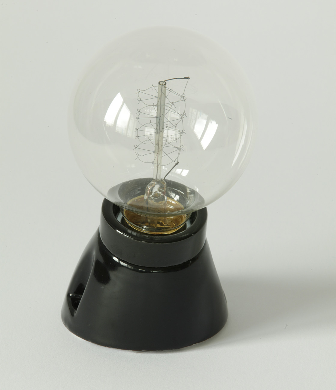 Schräge Fassungs-Wandleuchte aus Porzellan schwarz oder weiß - Casa Lumi