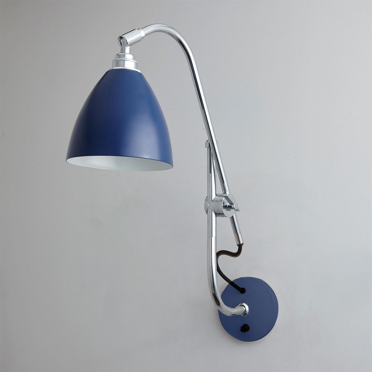 Wandlampe Leuchte Bauhaus Industriedesign Kugelglas Wandarm Messing vernickelt 