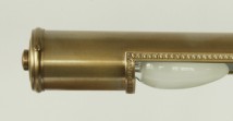 Bilderleuchte mit barock verziertem Wandschild, 34 cm von Art Nouveau Lamps, Bild 5: Detail, abgebildet in antik handpatiniert (Altmessing)