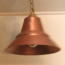 Rustikale Esstisch-Hängelampe aus patiniertem Messing von Atelier Lumin'Art, Bild 7: Ausführung in Kupfer (auf Anfrage)