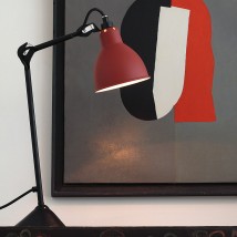 LAMPE GRAS N° 205 Einstellbare Tischleuchte von Lampe Gras, Bild 7: Die Tischleuchte mit rotem Reflektorschirm (innnen weiß satiniert)