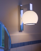 Französische Wandleuchte mit Opalglas-Kugel LUNE von Atelier Lumin'Art, Bild 15: Opalglas-Kugellampe, ideal für sanftes Licht am Bad-Spiegel, Ausführung in Nickel poliert