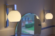 Französische Wandleuchte mit Opalglas-Kugel LUNE von Atelier Lumin'Art, Bild 16: Opalglas-Kugellampe, ideal für sanftes Licht am Bad-Spiegel, Ausführung in Nickel poliert