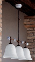 Landhaus-Tischbeleuchtung: Balkenleuchte mit drei Glasschirmen CARACOI von Aldo Bernardi, Bild 2: Ausführung mit handbemalter Keramik und glattem Glasschirm