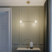 Eleganter Design-Hängeleuchter mit zwei Glaskugeln an Querstange - Casa