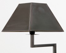 PASCAL Französische Messing-Stehleuchte von Atelier Lumin'Art, Bild 3: Sorgfältige Handarbeit: Die exklusive Stehleuchte PASCAL (Ausführung Kanoneneisenpatina)