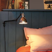 Schwenkarm-Wandleuchte N° 203 ausziehbar mit Gelenken von Lampe Gras, Bild 6: Als Wandleuchte am Bett ideal