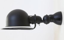 Flexibler Gelenkwandstrahler LOFT mit Halbkugel-Reflektor von Jieldé, Bild 3: Der charakteristische Schirm ist um 360° drehbar und mit einem massiven Kippschalter versehen (hier RAL 9011 Graphitschwarz, matte Ausführun