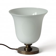 Vasen-Tischleuchte mit kleinem Kelch-Glasschirm zur Akzentbeleuchtung