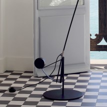 MANTIS Stehleuchte im Mid-Century Design der 50er Jahre von DCW éditions Leuchten, Bild 19: Optional auch mit rundem Guss-Sockel erhältlich