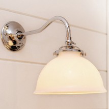 Rustikale Manufaktur-Wandlampe mit Glasschirm GRAMPA von Authent, Bild 10: Die nostalgische Wandlampe in Chrom mit gewölbter Opalglas-Schale (Glastyp 600)
