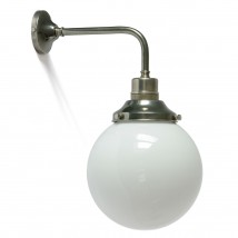 Schlichte, blendarme Kugel-Wandleuchte mit opalem Glas, Ø 20–30 cm