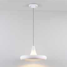 Große Porzellan-Pendelleuchte DROP THREE PENDANT von Original BTC, Bild 7: ... eingeschaltet schimmert ein warmes Licht durch den Schirm