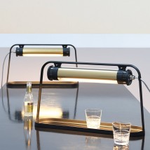 Design-Tischleuchte ASTRUP mit Acrylglasröhre und IP68