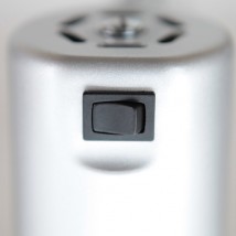 Scherenlampe zur Wandbefestigung in Schwarz oder Silber von Edition Casa Lumi, Bild 20: Der Schalter am Lampenkopf eines silber eloxierten Modells