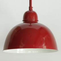 KEHL Gewölbte Rohr-Pendelleuchte im traditionellen Industriestil Ø 25–50 cm von Bolich, Bild 3: Große Fabriklampe für den Esstisch in RAL 3003 Rubinrot (Ø 350 mm)