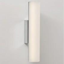 LED-Spiegel-Wandleuchte mit mattem, kanneliertem Glas
