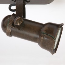 Massive rustikale Deckenstrahler-Leiste aus Schmiedeeisen von Robers Leuchten, Bild 8: Detail des schmiedeisernen Strahler-Spotleuchters in der Oberfläche „Patina“