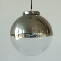 Moderne Glaskugel-Pendelleuchte mit Messing-Kuppel