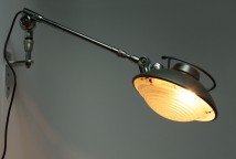 Gelenk-Wandleuchte nach Ferdinand SOLÈRE im Industriestil der 1950er Jahre von Collectie Art Déco, Bild 11: Das Licht wird durch einen Diffusor blendfrei angenehm gestreut
