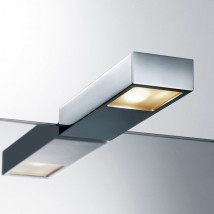 Puristische Wandleuchte für Toiletten- und Bad-Spiegel von Edition Casa Lumi, Bild 10: Auf Anfrage: Als Aufsteckleuchte für den Spiegel (max. 6 mm), verchromt (hier noch OHNE LED abgebildet, rechteckige Öffnung)