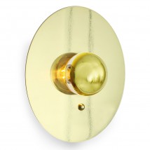 Dekorative Wandleuchte mit runder Reflektor-Scheibe aus Messing