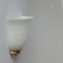 Elegante Wandleuchte aus Messing mit Glasschale von Jugendstil-Leuchtenwerkstatt, Bild 5: Flache Schalen-Wandleuchte aus Opalglas, Halterung in Messing poliert