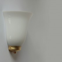 Elegante Wandleuchte aus Messing mit Glasschale von Jugendstil-Leuchtenwerkstatt, Bild 6: Klassische Halb-Glas-Wandleuchte, Halterung in Messing poliert