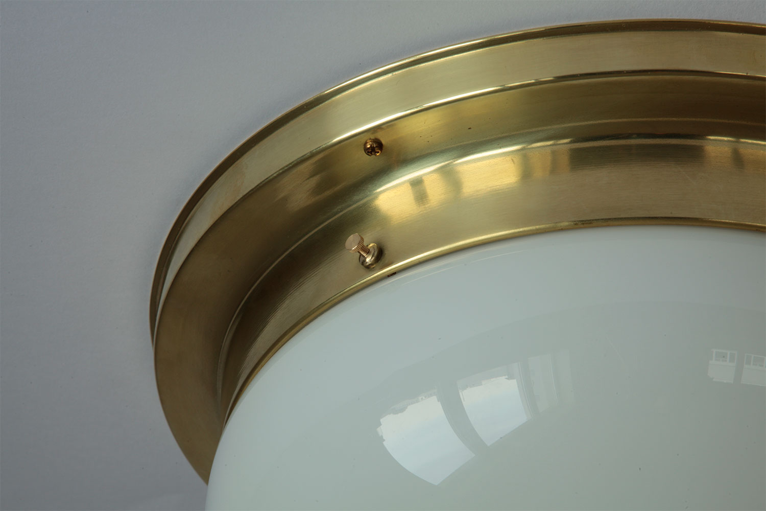 Klassische Messing-Deckenleuchte mit Opalglas-Haube, Ø 29 cm: Messing poliert und unlackiert wird im Lauf der Zeit oxidieren und natürlich nachdunkeln