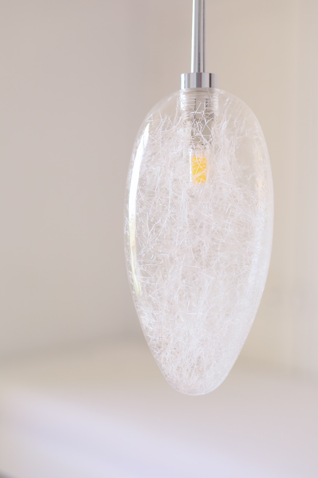 Bild 2: Die Variante mit Klarglas und weißen Glasfäden, ausgeschaltet Handgearbeitete Hängeleuchte mit Glasfäden: Die Variante mit Klarglas und weißen Glasfäden, ausgeschaltet