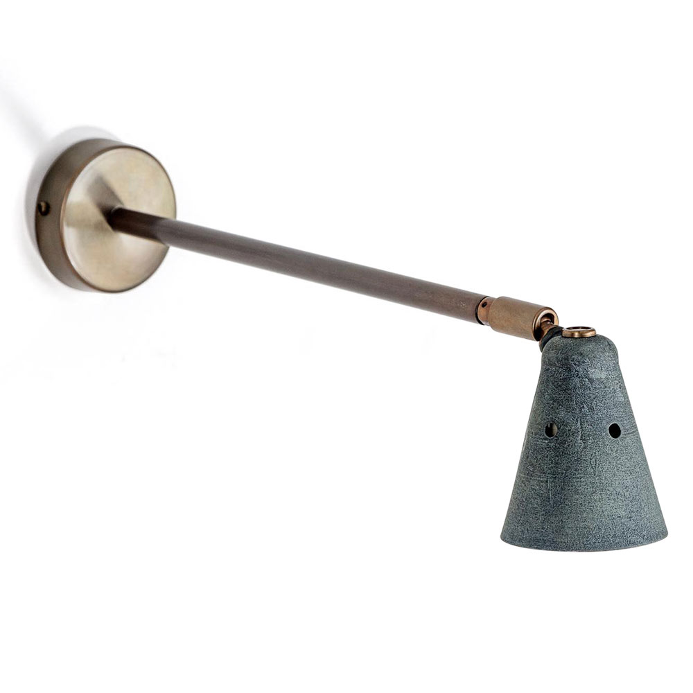 Bild 1: Eigenwilliger Strahler mit Wand-Arm „Messing geätzt“ mit Schirm in „Alt-Zink“ Handgefertigter Strahler mit 35 cm-Wandarm ROTISSE: Eigenwilliger Strahler mit Wand-Arm „Messing geätzt“ mit Schirm in „Alt-Zink“