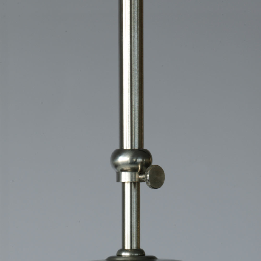 Art déco-Stab-Pendelleuchte mit dreistufigem Zylinder-Opalglas: Auf Wunsch mit Teleskopstange (hier matt vernickelt)