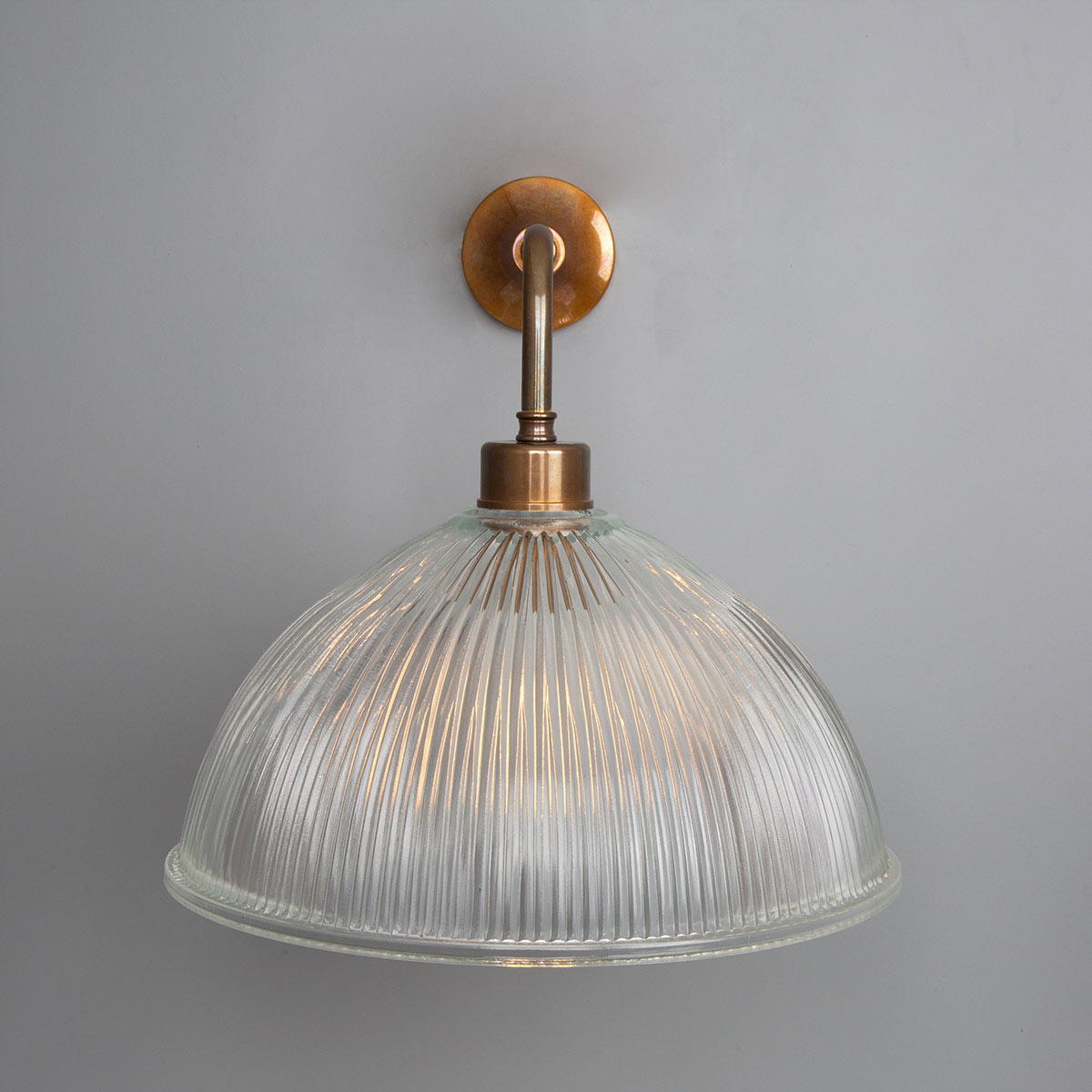 Bild 4: Alt-Messing patiniert Wandleuchte mit großem prismatischem Glasschirm Ø 30 cm: Alt-Messing patiniert