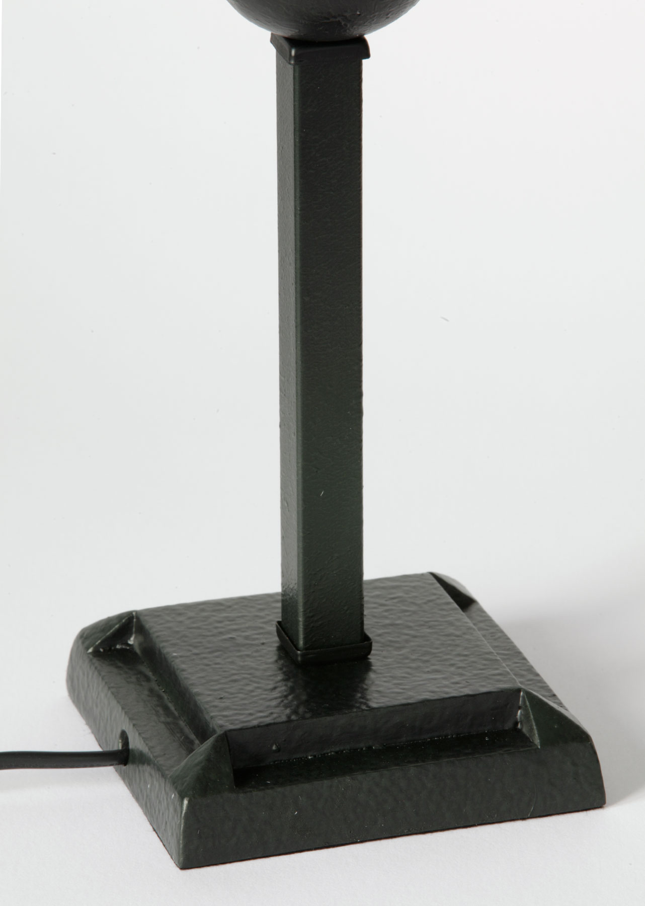 Kleine aufrechte Tiffany-Tischleuchte mit weißen Blütenschirm, Bild 4 Kleine aufrechte Tiffany-Tischleuchte mit weißen Blütenschirm, Bild 4