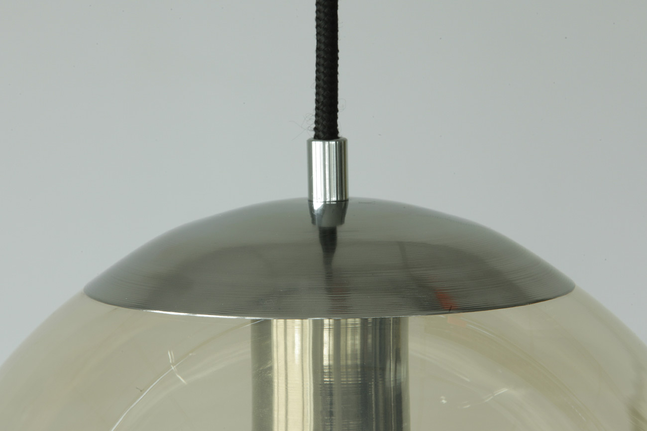 Glaskugel-Pendelleuchte klar oder bernsteinfarben, Ø 20 bis 40 cm: Detail Glashalter in Stahl
