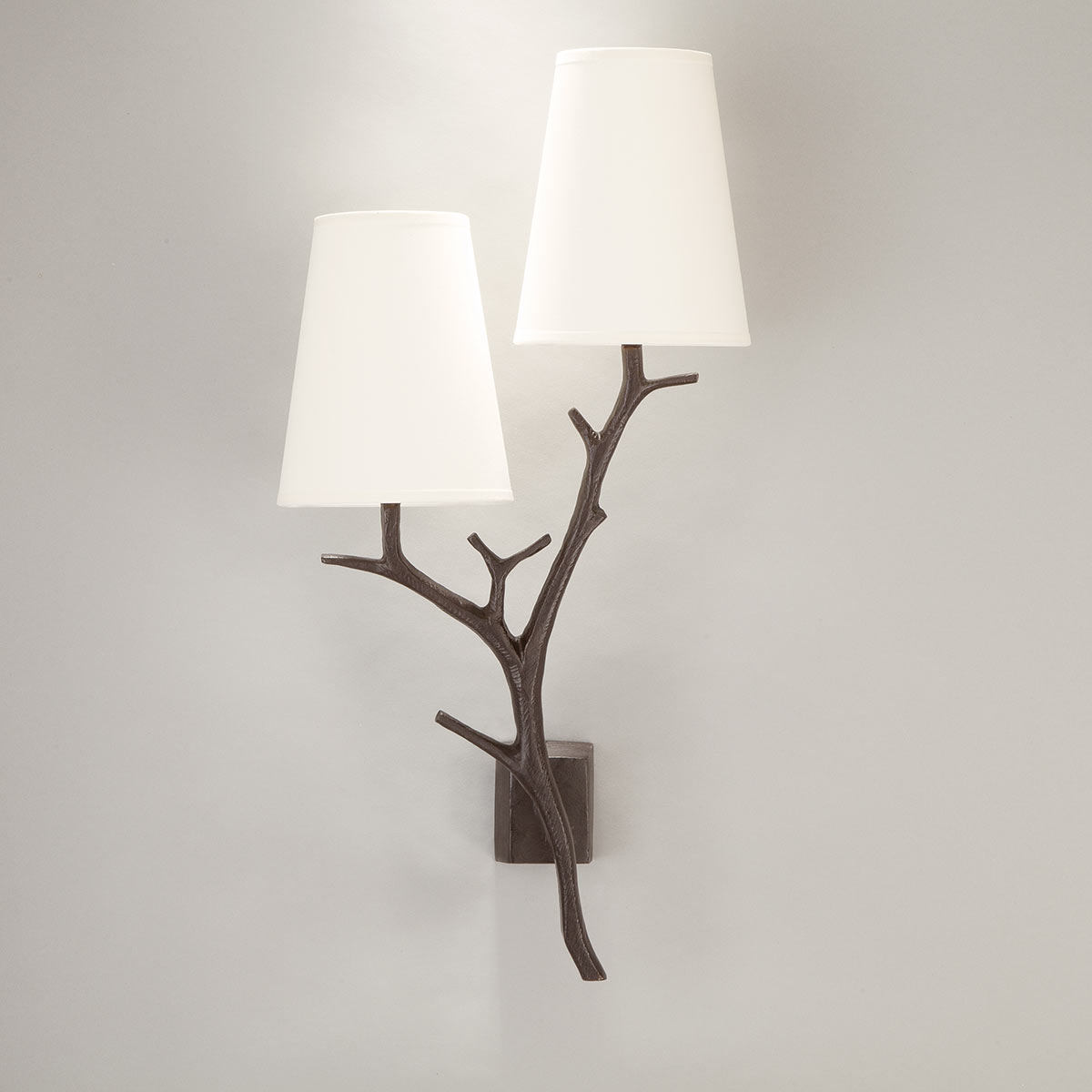 Naturalistische Bronze-Wandleuchte RAMURE mit Stoffschirm Naturalistische Bronze-Wandleuchte RAMURE mit Stoffschirm