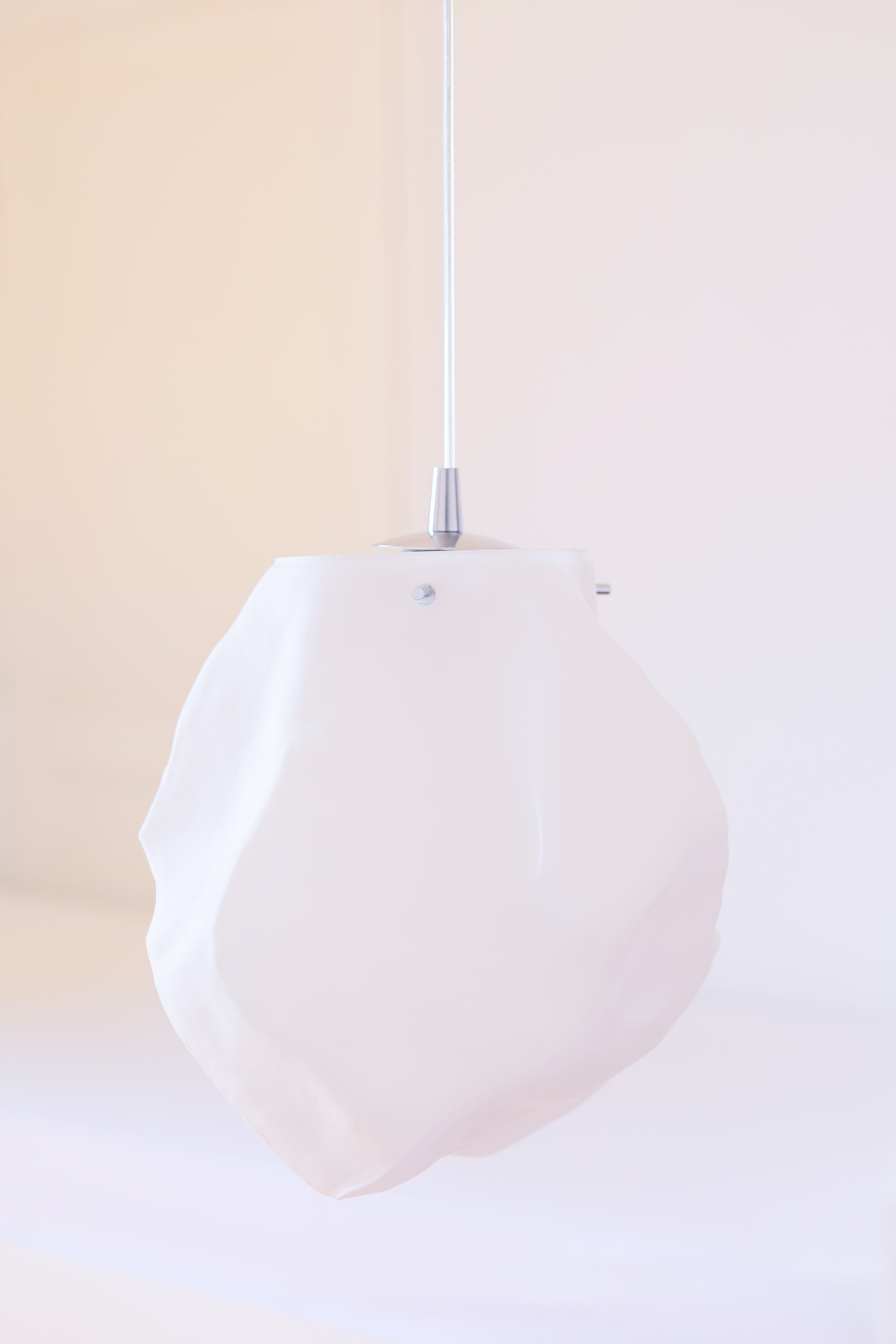 Pendelleuchte mit unregelmäßigem, weißem Struktur-Glas, Fig. 4 Pendelleuchte mit unregelmäßigem, weißem Struktur-Glas, Fig. 4